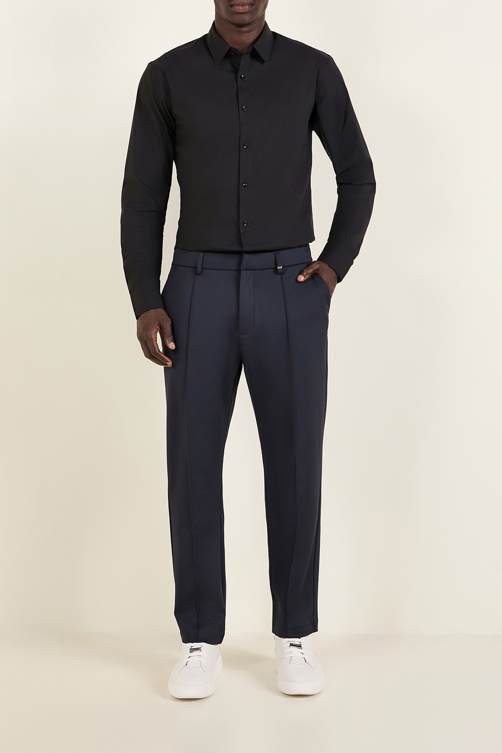 מכנסיים מחויטים